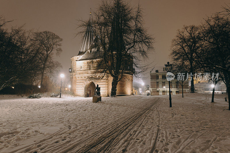 在荷兰的一个寒冷的冬夜，在Kampen, cellebroedersport。